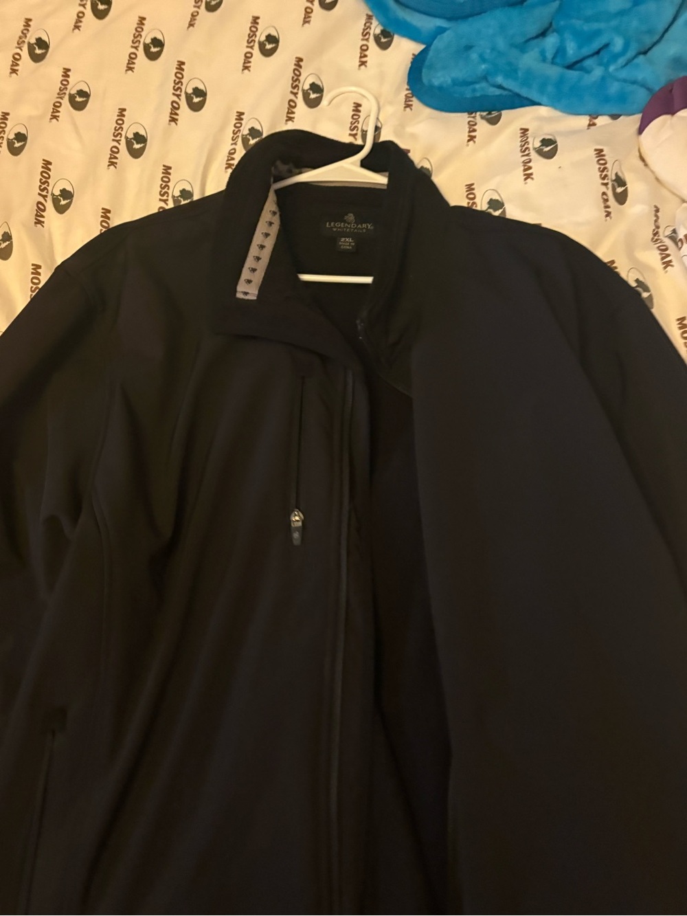 Legendary Whitetails Men's Black Softshell Coat with Zip Pockets